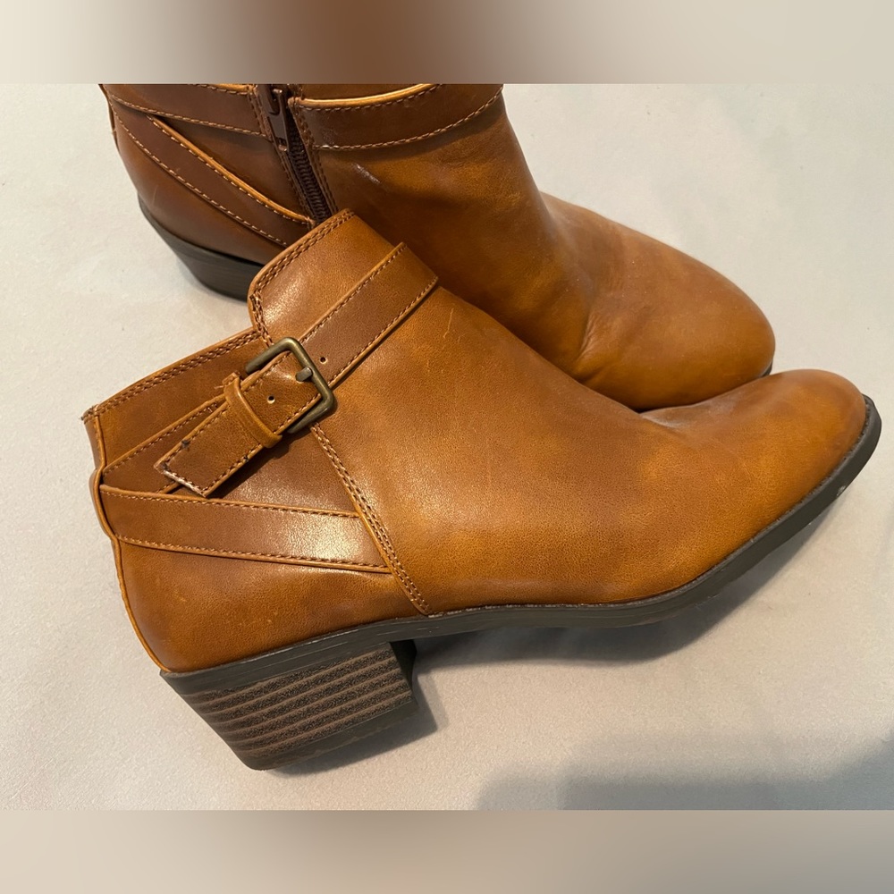 American Eagle brown shoes